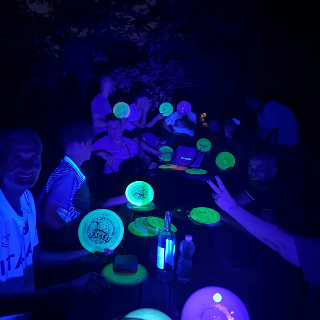 Round glow serale con dischi luminosi alla Dailamola Disc Golf Cup 2026