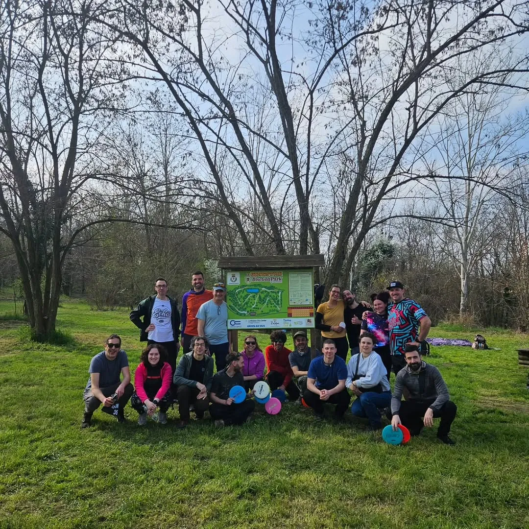 Il gruppo dei partecipanti davanti alla mappa del DiscGolfPark alle Ginestre di Oriolo